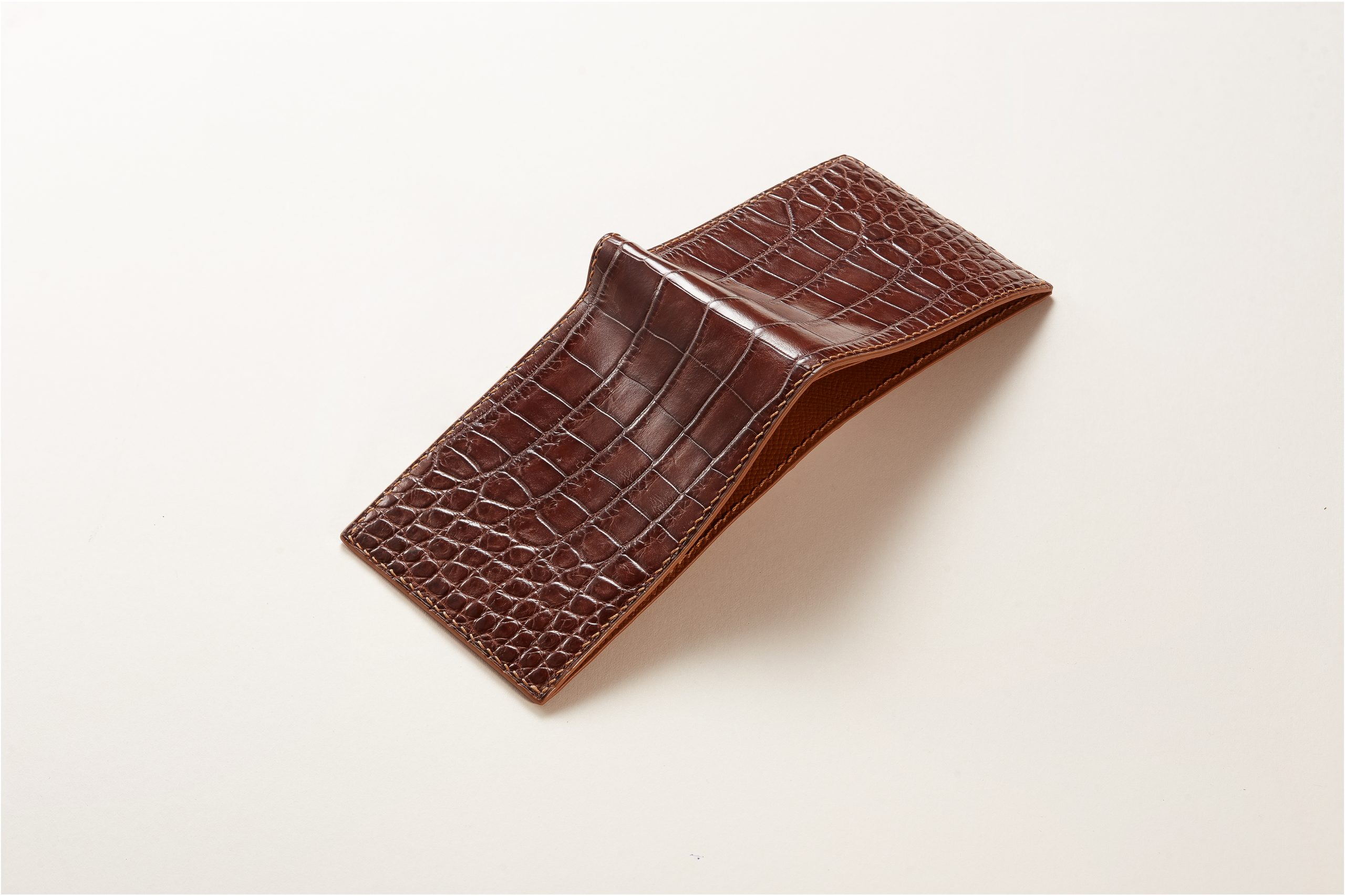 Ví da cá sấu handmade màu nâu đất hợp mệnh kim menz leather