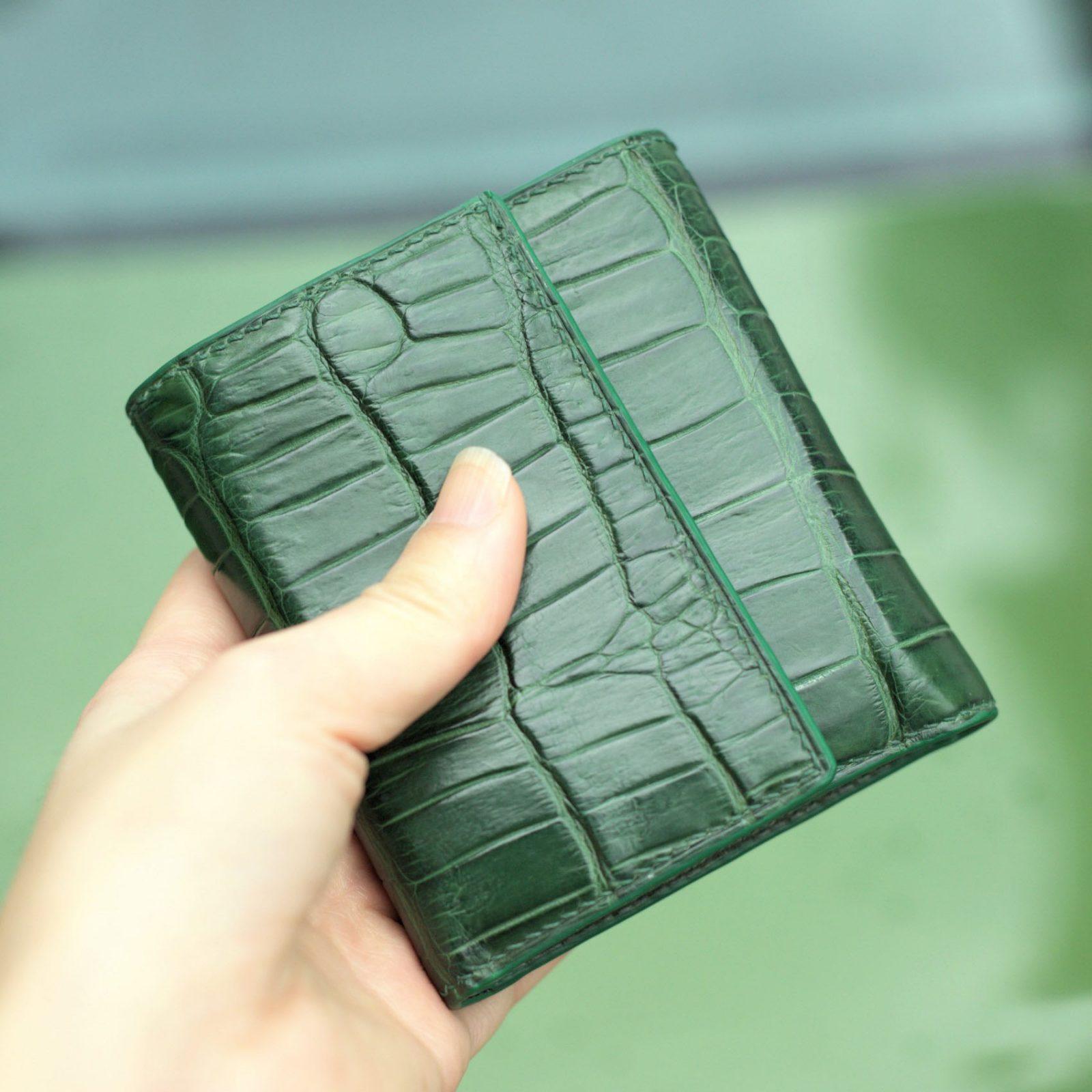 Ví da cá sấu màu xanh lá khâu tay thủ công hợp mệnh Hỏa MenZ